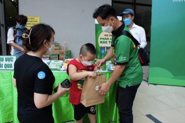 Người dân hào hứng tham gia Ngày Hội tái chế tại chung cư Rich Star 2 (quận Tân Phú) (Ảnh: Internet)